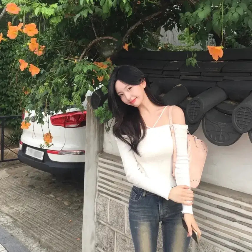 [BUNJANG] Avery Halterneck Off-Shoulder Ribbed Knit Top / 에이블리 홀터넥 오프숄더 골지 니트티