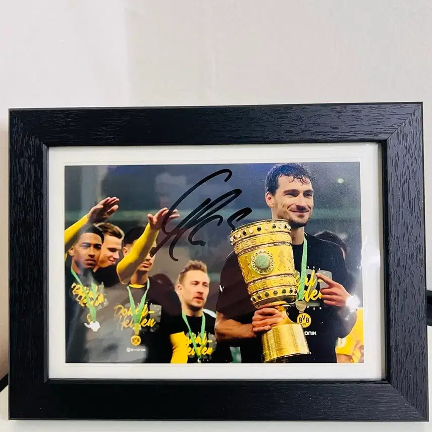 [BUNJANG] Mats Hummels Signed Framed Photo (Borussia Dortmund) / 도르트문트 마츠 훔멜스 친필싸인 액자