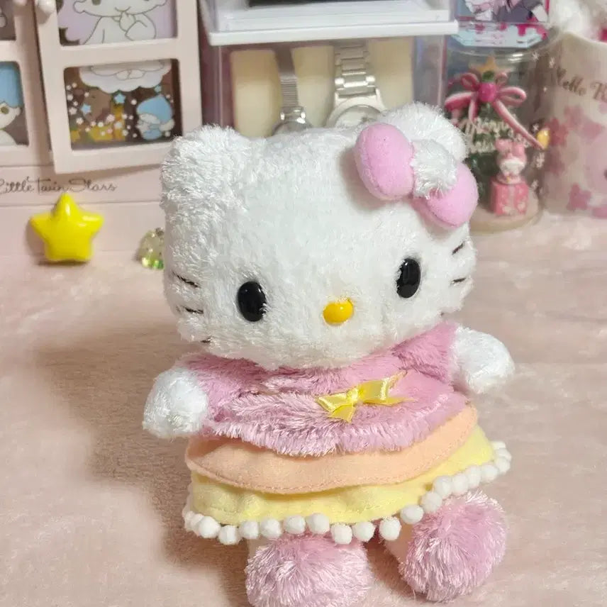 [BUNJANG] Vintage Sanrio Hello Kitty Doll with Dress, Pom-pom, and Ribbon / 고전 빈티지 산리오 헬로키티 인형 원피스 폼폼이 리본