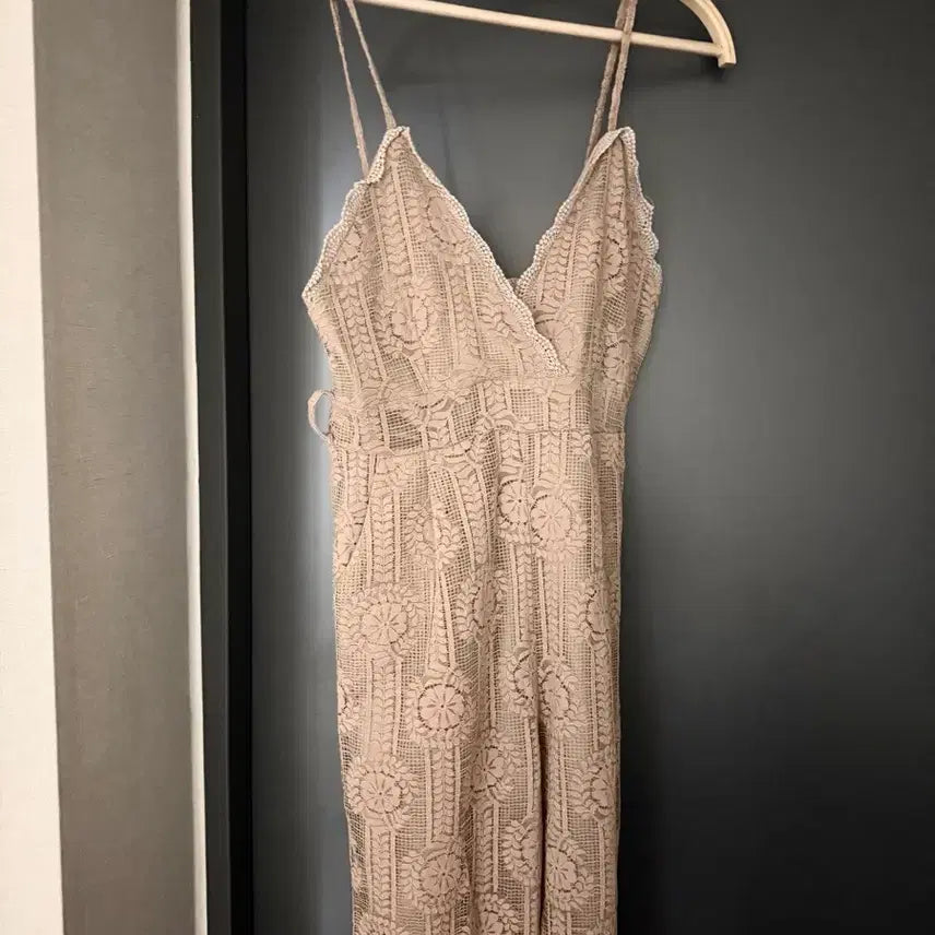 [BUNJANG] VISIT IN NEW YORK Lace Bustier Sleeveless Jumpsuit Beige / 비지트인뉴욕 레이스 나시 점프수트 베이지 뷔스티에민소매휴가룩휴양지여행룩