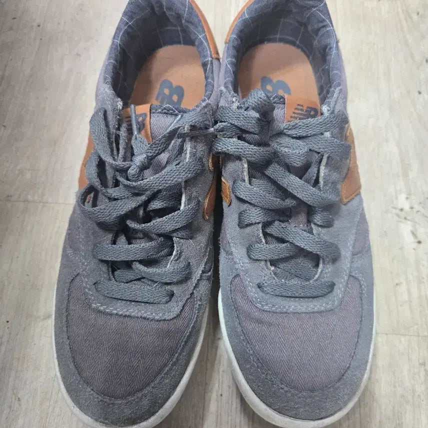 [BUNJANG] New Balance Grey Sneakers with Brown Accents / 뉴발란스 회색 스니커즈
