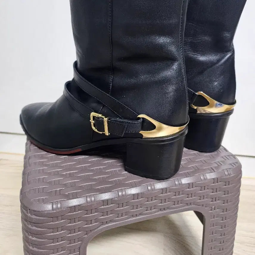 [BUNJANG] Black Leather Ankle Boots Gold Embellished / 블랙 가죽 앵클 부츠 골드 장식