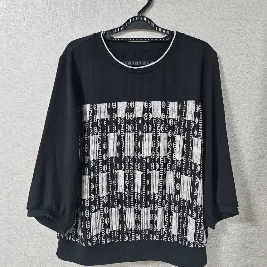 [BUNJANG] Black Pattern Puff Sleeve T-Shirt / 블랙 패턴 여성 반팔 티셔츠