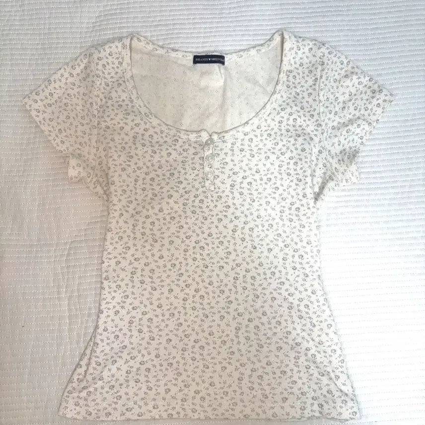 [BUNJANG] Brandy Melville Henry Neck Floral Punching Top / 브랜디멜빌 헨리넥 잔꽃무늬 펀칭 플로럴 빈팔 티셔츠 탑