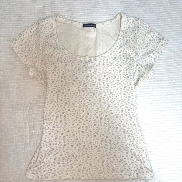 [BUNJANG] Brandy Melville Henry Neck Floral Punching Top / 브랜디멜빌 헨리넥 잔꽃무늬 펀칭 플로럴 빈팔 티셔츠 탑
