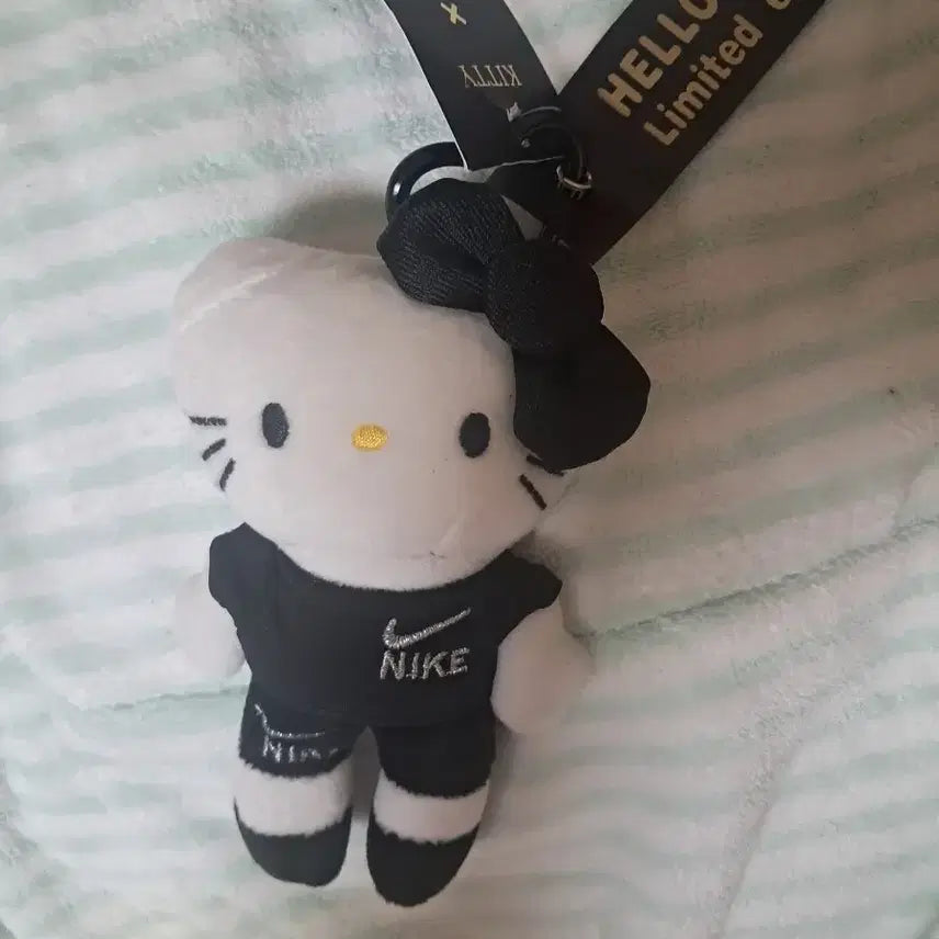 [BUNJANG] Nike x Hello Kitty Collaboration Limited Edition Keychain / 나이키 헬로키티 콜라보 한정판 키링