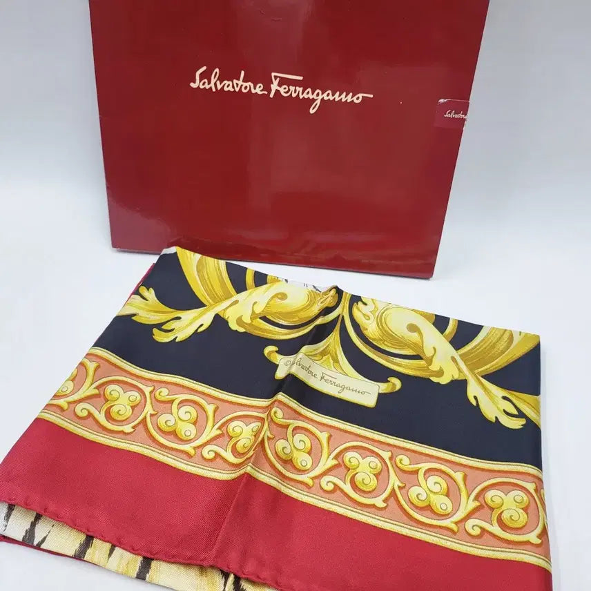 [BUNJANG] Salvatore Ferragamo Antique Tiger Silk Carré Scarf 88cm Red/Black/Gold / FERRAGAMO 페레가모 엔틱 타이거 실크 88 까레스카프 A011