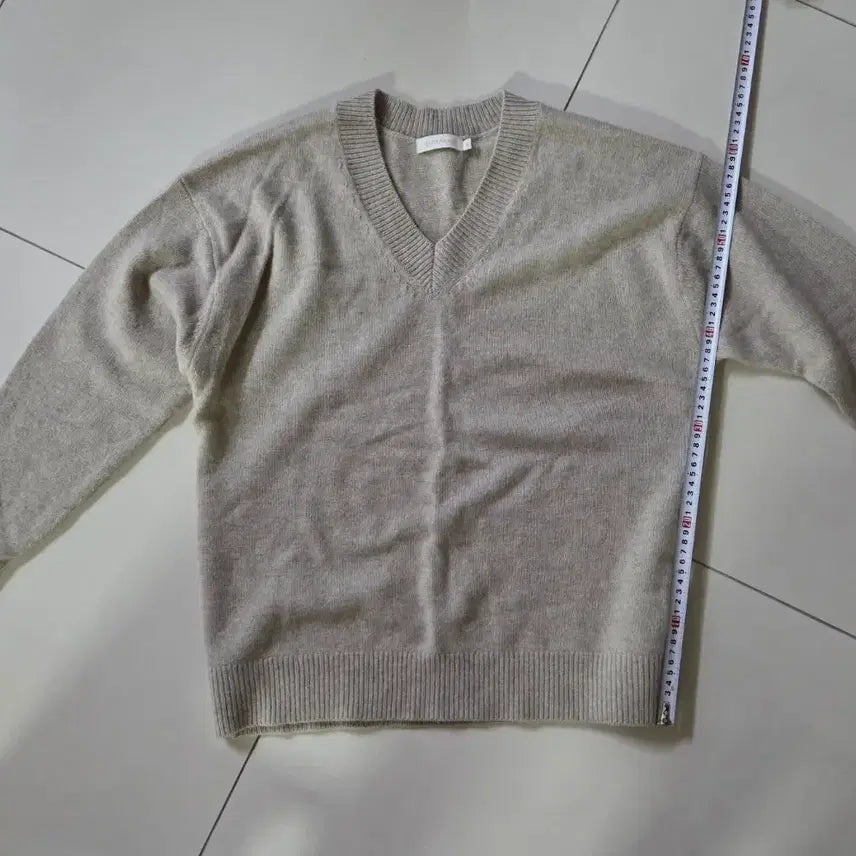 [BUNJANG] Giordano Beige V-Neck Knit Sweater / 지오다노 베이지색 브이넥 니트 스웨터