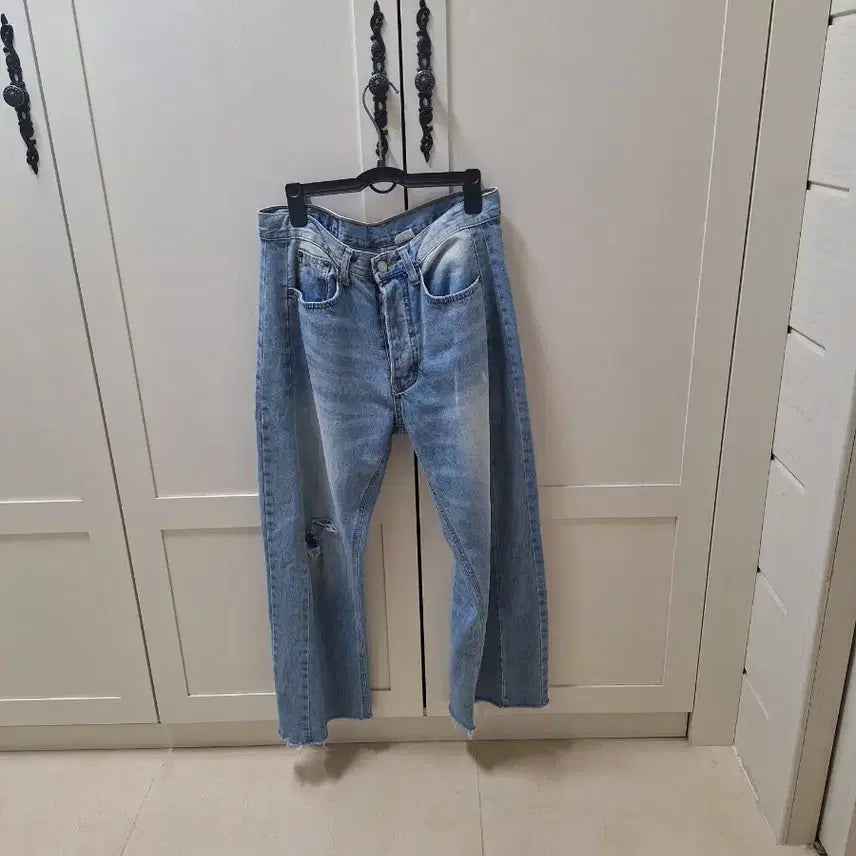 [BUNJANG] Vintage Light Wash Distressed Denim Jeans / 청바지