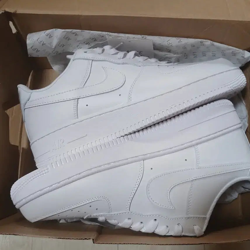 [BUNJANG] Nike Air Force 1 '07 Men's Shoes / 나이키 포스 1 07.  275