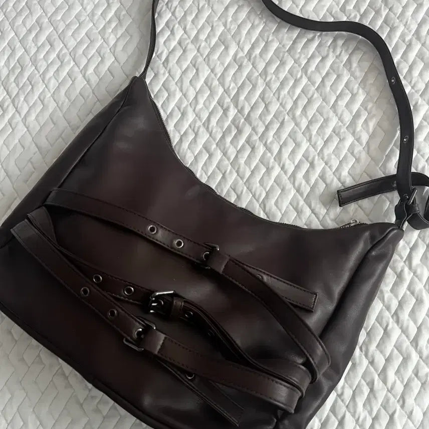 [BUNJANG] Dark Brown Eyelet Buckle Leather Hobo Shoulder Bag / 아일렛 버클 벨트 스트랩 가죽 호보 숄더백 다크브라운