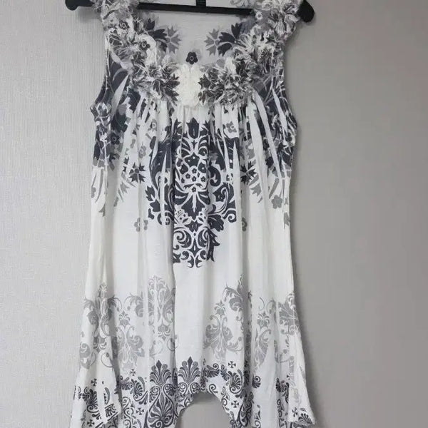 [BUNJANG] Sleeveless Top with Pattern / 민소매  나시티