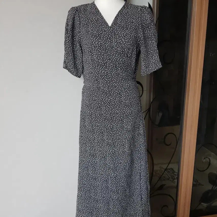 [BUNJANG] Black White Polka Dot V-Neck Wrap Dress / 블랙 화이트 도트 패턴 브이넥 랩원피스