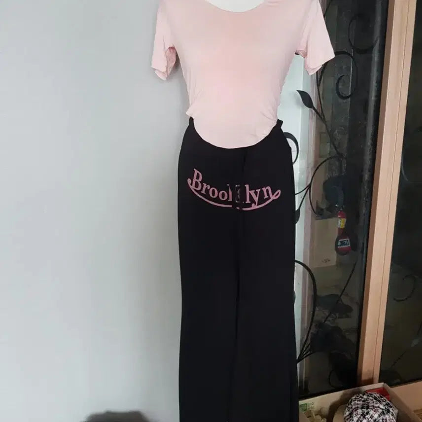 [BUNJANG] Pink Short Sleeve T-Shirt & Black Brooklyn Training Pants Set / 핑크색 반팔 티셔츠 & 블랙 브루클린 트레이닝 팬츠