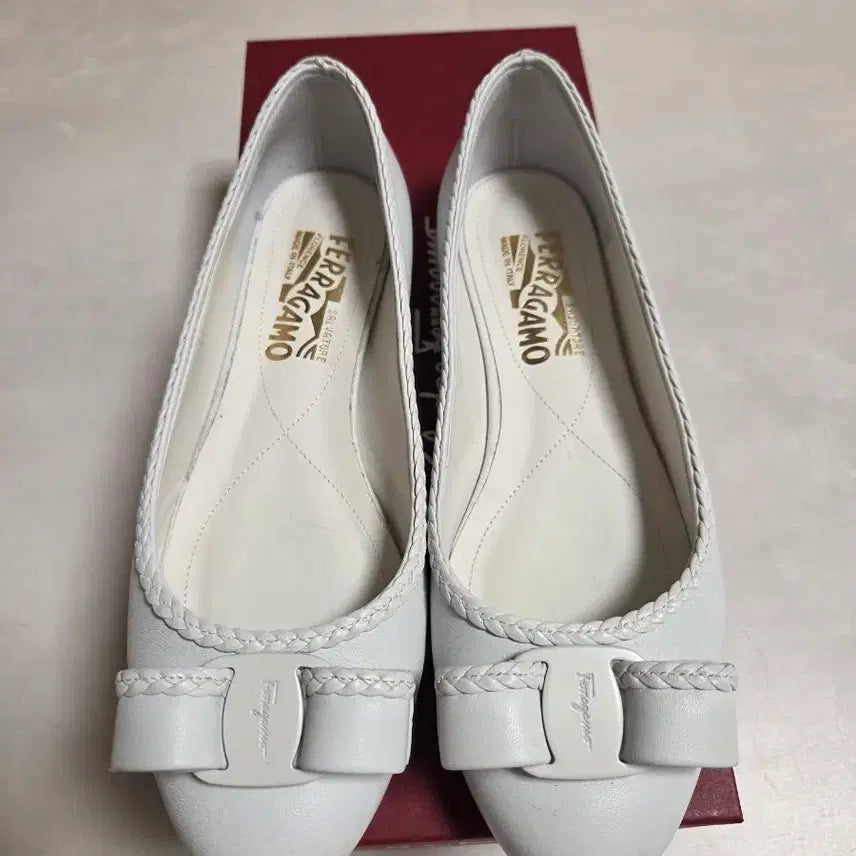 [BUNJANG] Salvatore Ferragamo Gancini Flats White Leather Shoes / 페라가모 간치니 플랫슈즈 화이트