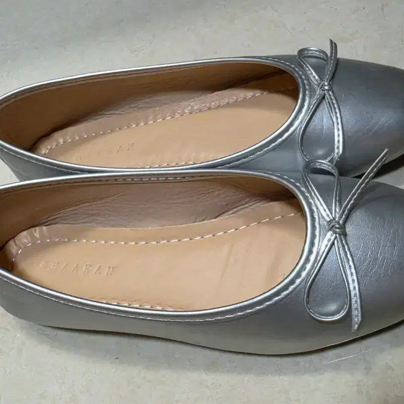 [BUNJANG] Chakan Gudu Silver Ribbon Flats - Size 240 / 착한구두 실버 리본 플랫슈즈 240