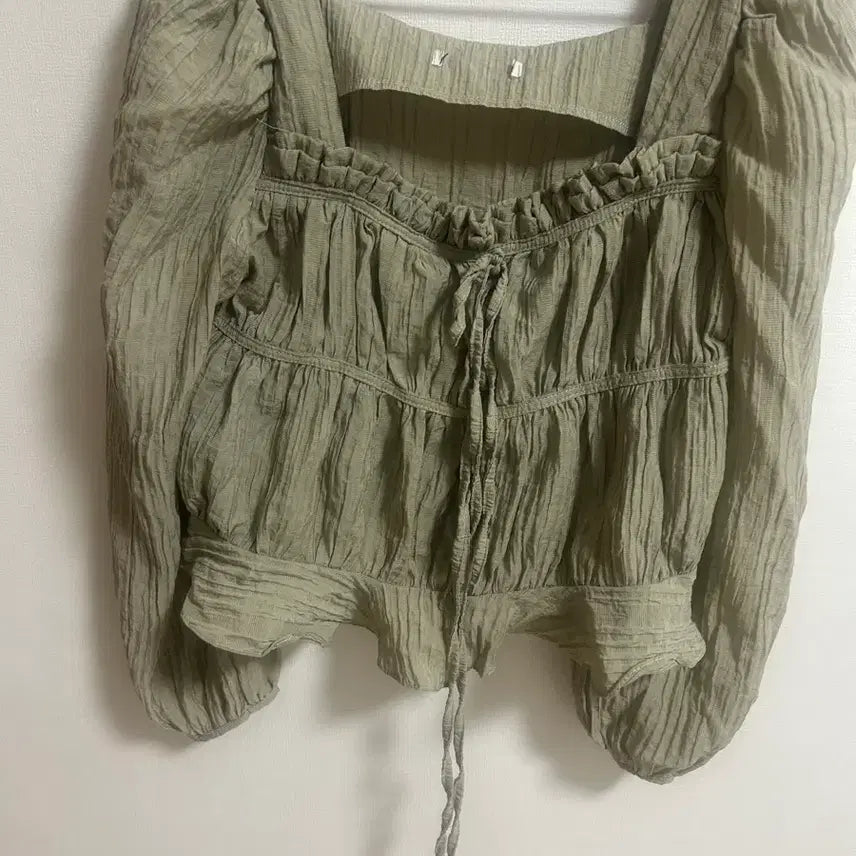 [BUNJANG] Mint Puff Sleeve Blouse with Ruffle Detail / 주름 퍼프 소매 블라우스 민트