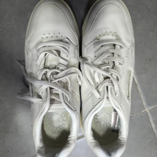 [BUNJANG] Discovery Sneakers White (Size 250) / 디스커버리 스니커즈 화이트250