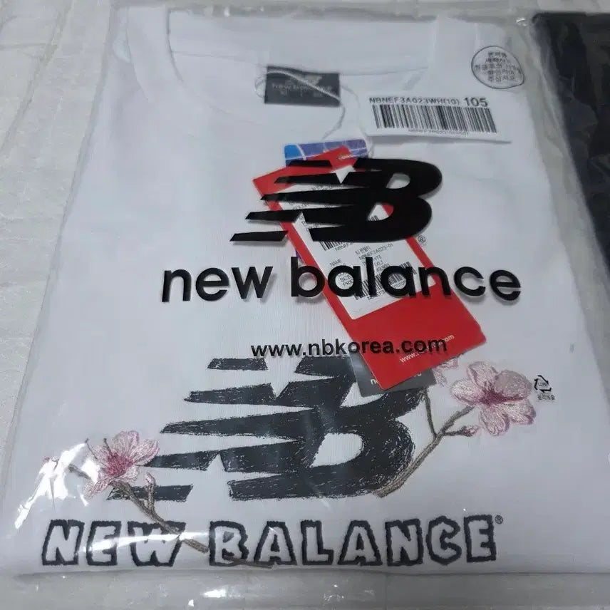 [BUNJANG] New Balance x IU Flower Logo T-shirt White XL / 뉴발란스 x 아이유 플라워 로고 티셔츠 화이트 xl미개봉새상품