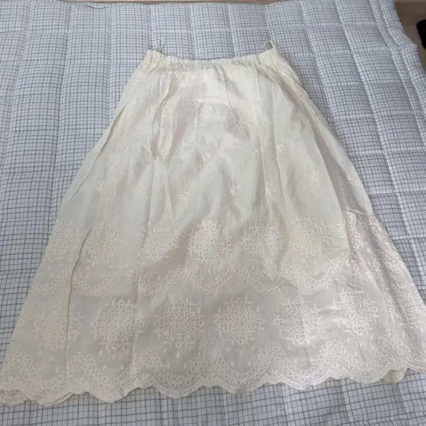 [BUNJANG] Cocochéri Suzuko Ivory Embroidered Long Skirt / 코코모리 / 카메 / 스즈코 / 아이버리 자수 롱스커트