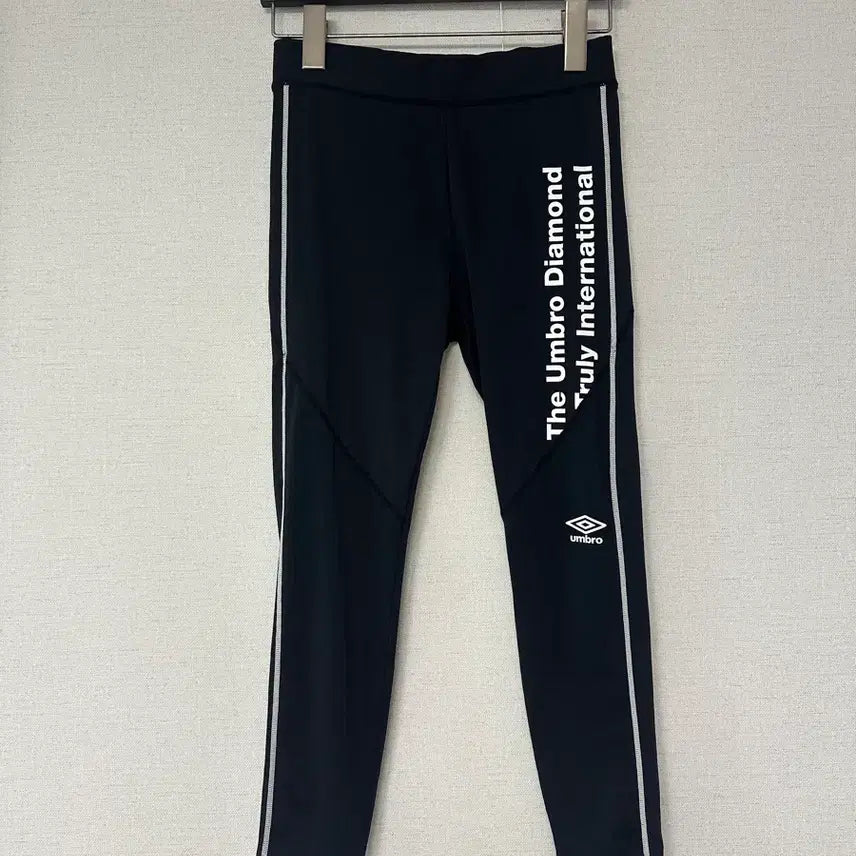 [BUNJANG] Umbro Women's Leggings - Size 85 (Black/White Logo) / 엄브로 레깅스 85사이즈