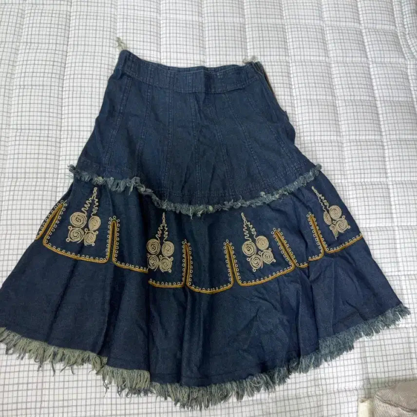 [BUNJANG] Cocomoori Kame Suzuko Vintage Denim Embroidered Skirt / 코코모리 / 카메 / 스즈코 빈티지 / 데님 자수 스커트
