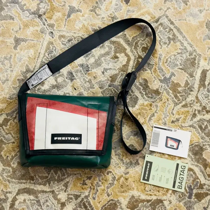 [BUNJANG] Freitag Lassie F11 Messenger Bag Dark Green/White/Red Mint Condition / [프라이탁] 라씨 F11 다크그린/화이트/레드 민트급 (민트택O)