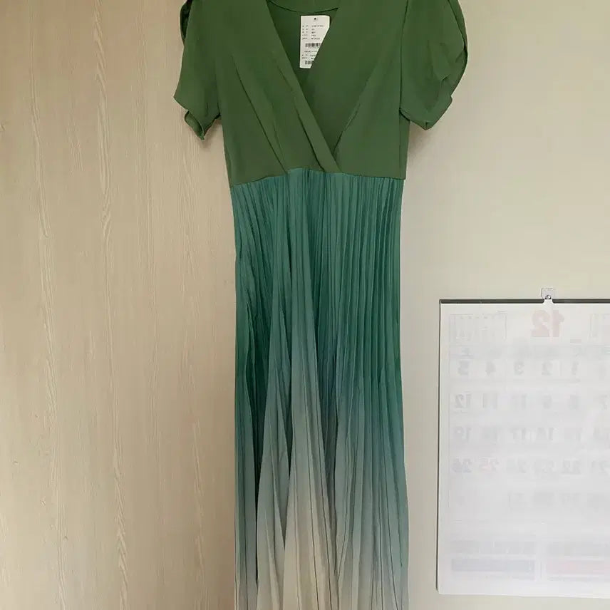 [BUNJANG] Focus Green Ombre Pleats Dress / 포커스 그린 옴브레 플리츠 원피스 55 ~마른 66