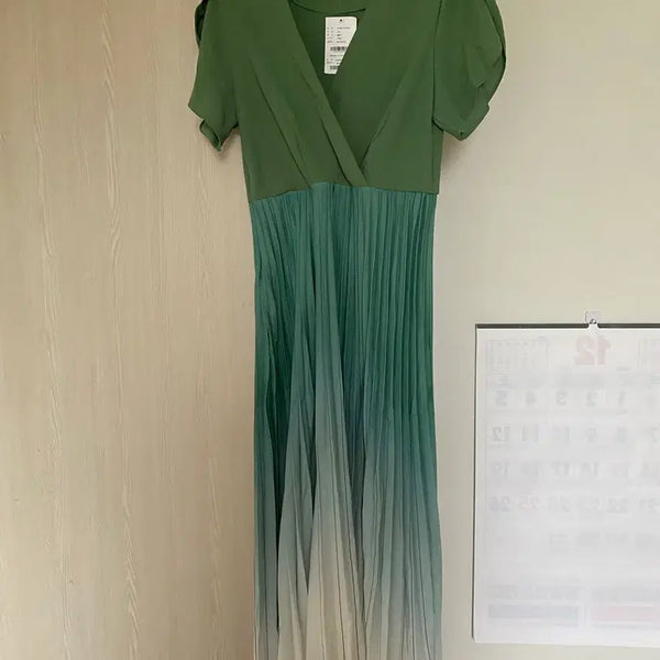 [BUNJANG] Focus Green Ombre Pleats Dress / 포커스 그린 옴브레 플리츠 원피스 55 ~마른 66