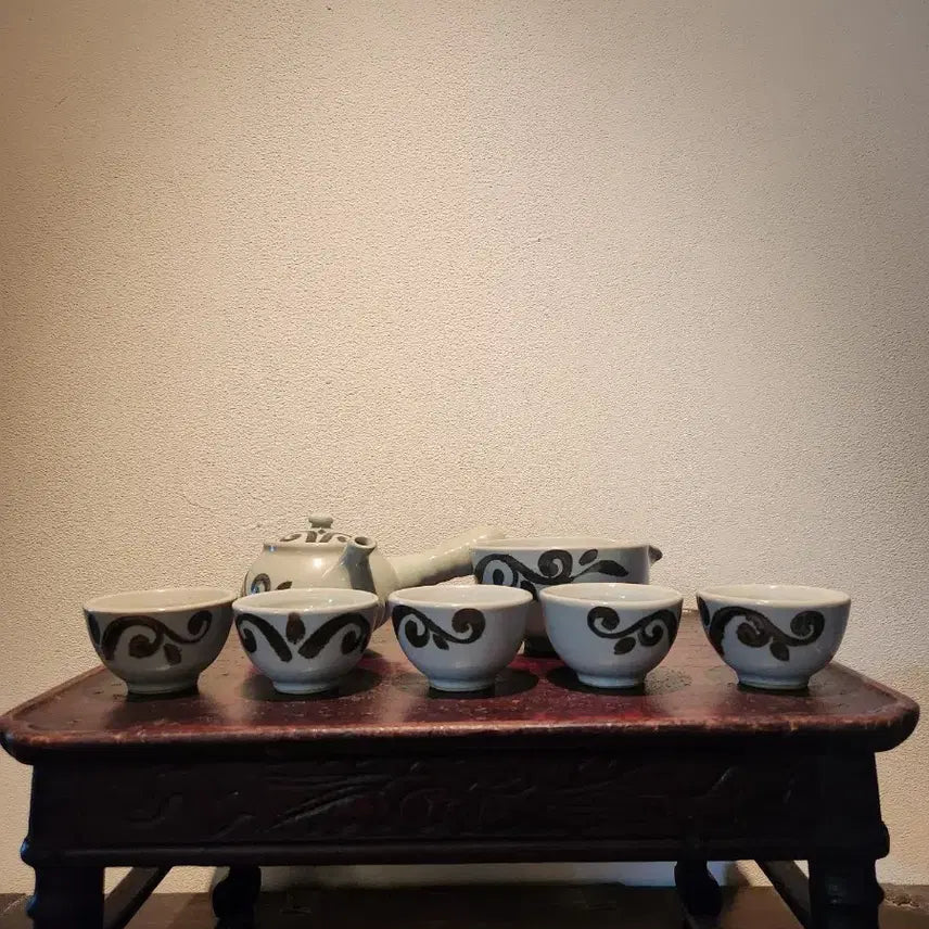[BUNJANG] Wonjeong Pottery Master Park Rae-heon White Porcelain Iron-Painted Floral 5-Person Tea Set / 원정도예 박래헌 명장, 백자철화초화문 5인 다기 세트  찻자리에 깊이를