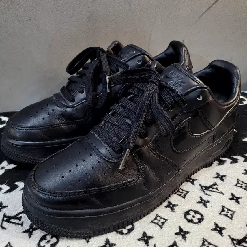 [BUNJANG] Nike Air Force 1 '07 Low Premium Triple Black All Leather Sneakers / 정품 나이키 에어포스1 '07 로우 트리플블랙 프리미엄 올가죽 스니커즈