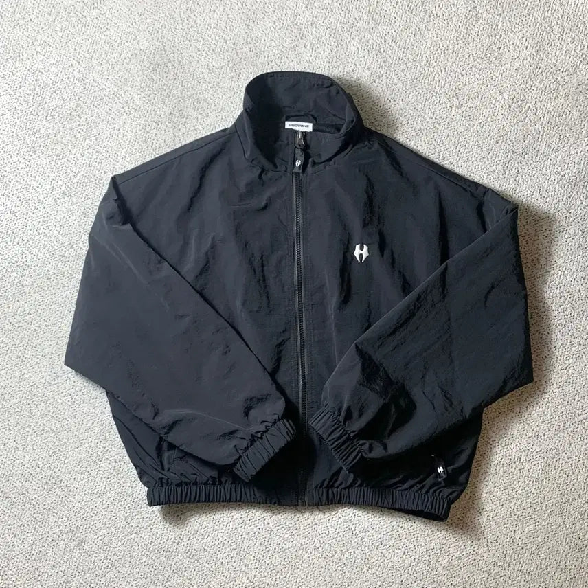 [BUNJANG] Hugbon Essential Core Cropped Zip-Up Windbreaker / 허그본 에센셜 코어 윈드브레이커 2