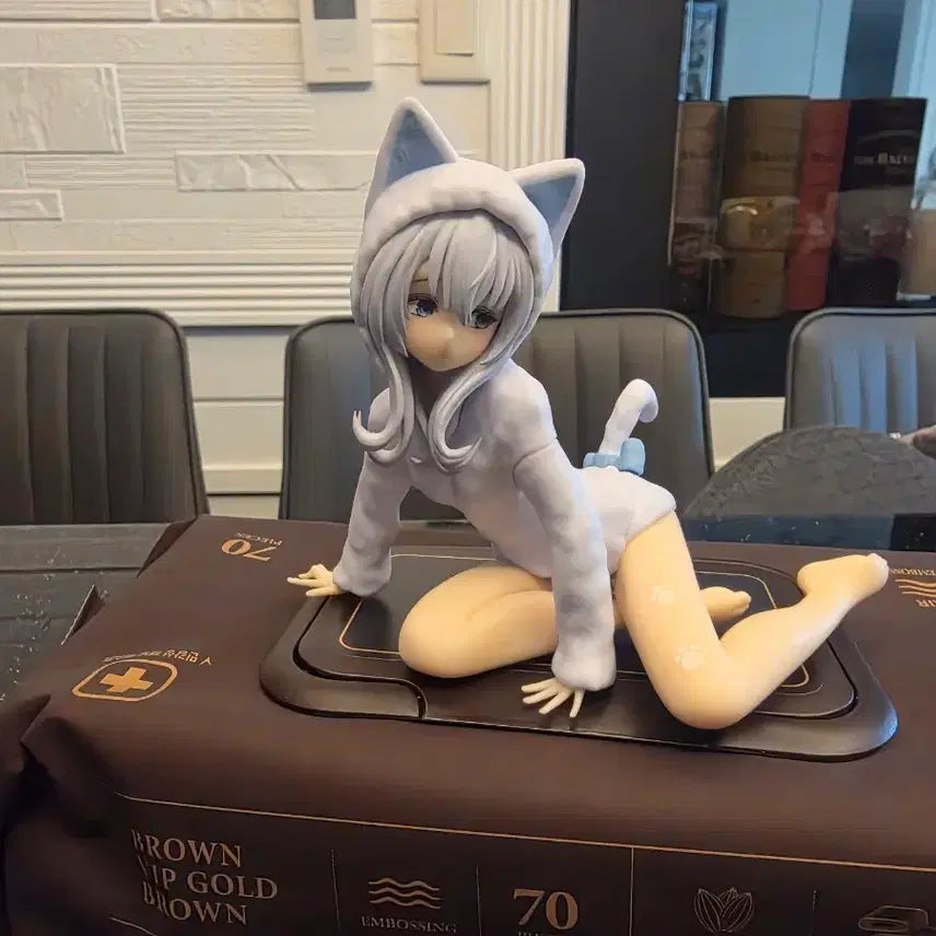 [BUNJANG] White Cat Wearing Brown Hoodie Figure / 피규어 고양이후드복 갈색
