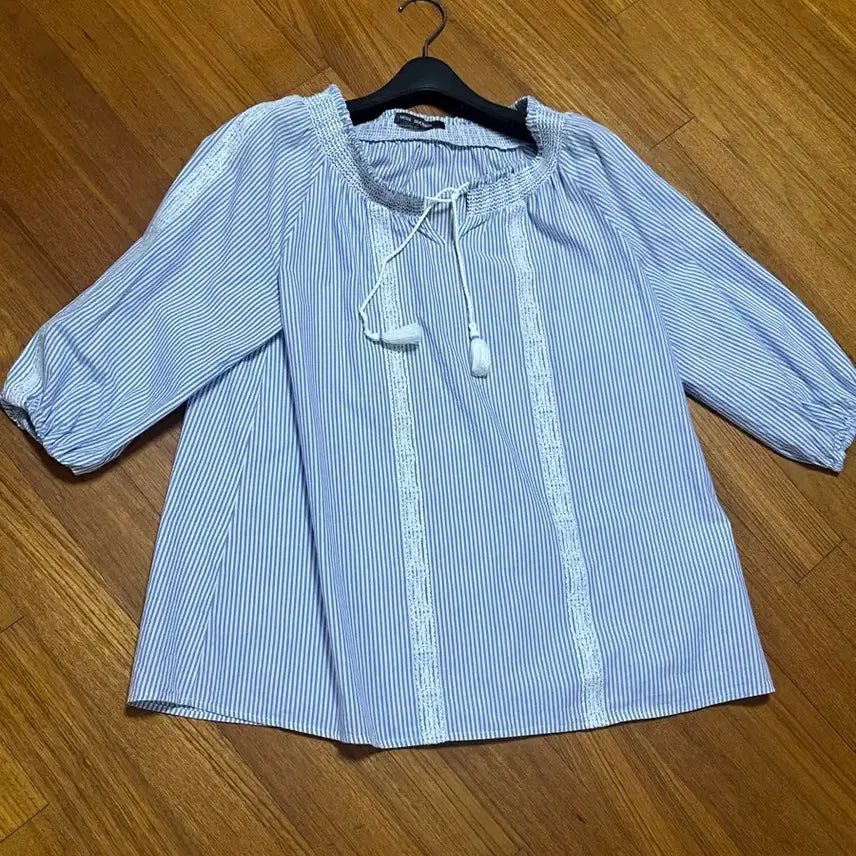 [BUNJANG] BKEROU Striped Ruffle Blouse / 버커루 블라우스