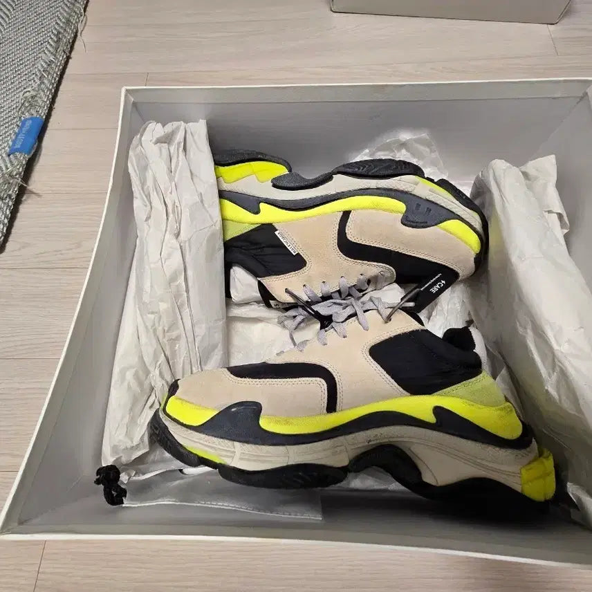 [BUNJANG] Balenciaga Triple S 2.0 Neon Sneakers (Size 40) / 발렌시아가 트리플 s  네온 40