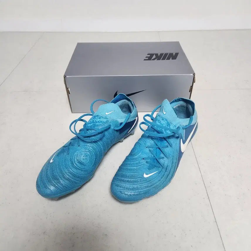 [BUNJANG] Nike Phantom GX2 Elite AG Pro Soccer Cleats (290) / 나이키 팬텀 GX2 엘리트 AG 프로 축구화(290)