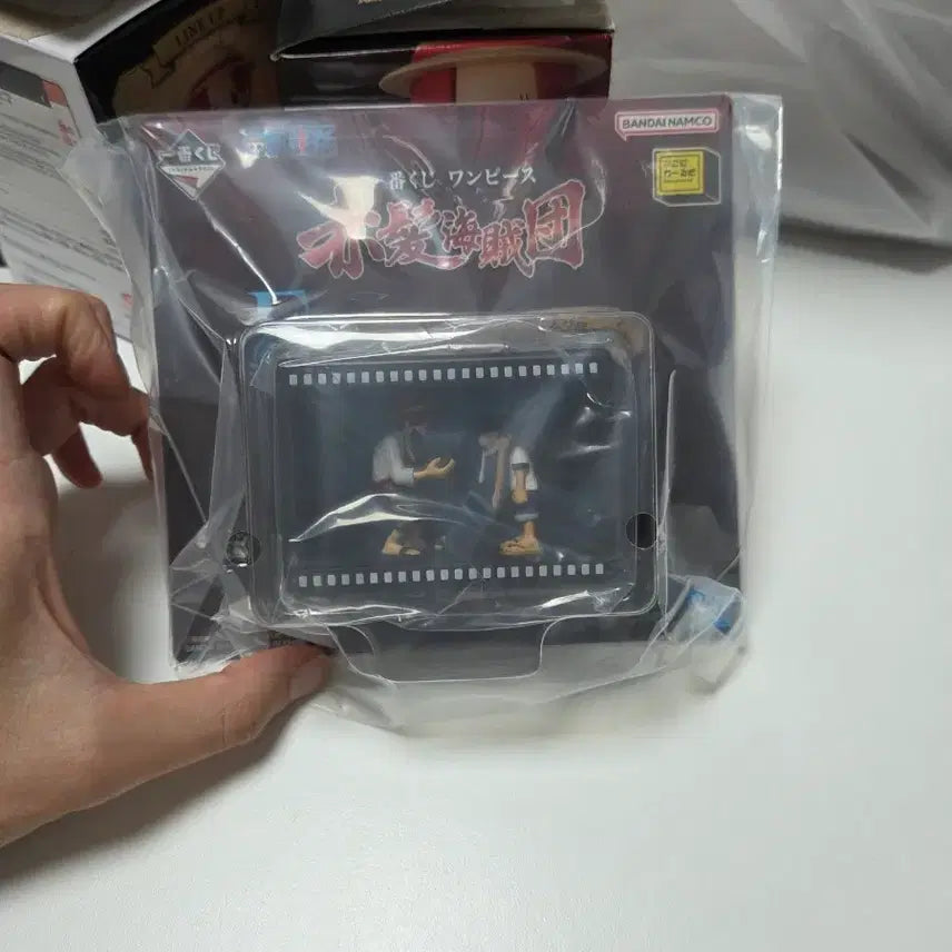 [BUNJANG] One Piece Red-Haired Pirates E Prize Figure (Sealed) / (택포1.5)미개봉 빨간머리 해적단 E상 팝니다.