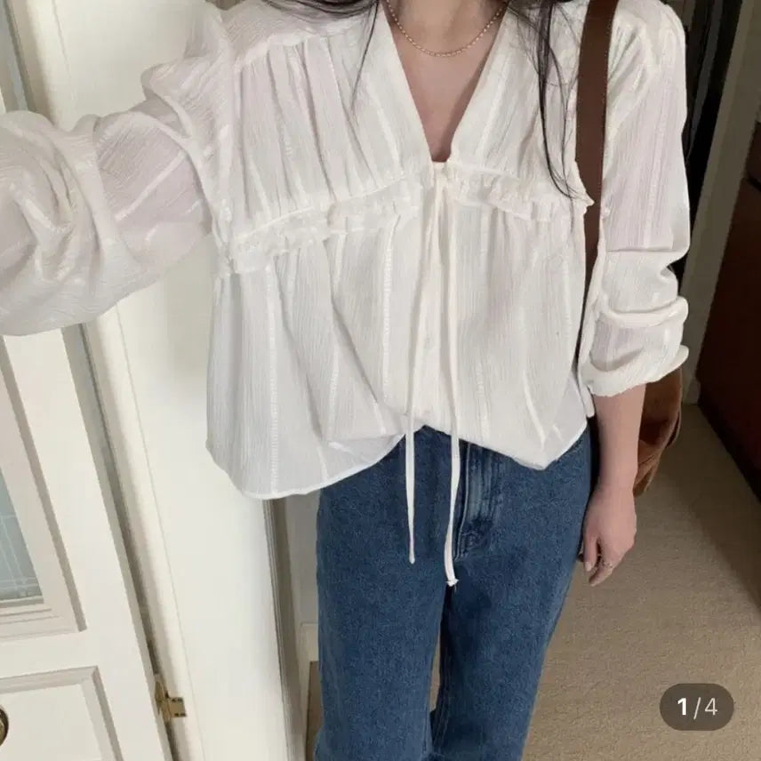 [BUNJANG] Melounge Ivory Frill Shirring V-Neck Long-Sleeve Summer Blouse / 멜라운지 아이보리 프릴 셔링 브이넥 긴팔 여름블라우스