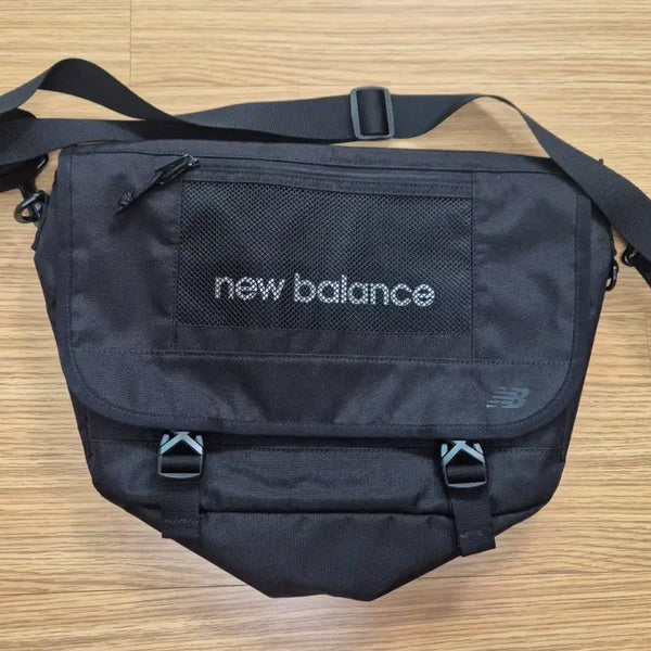 [BUNJANG] New Balance Cross Messenger Bag / 뉴발란스 크로스 메신저 가방
