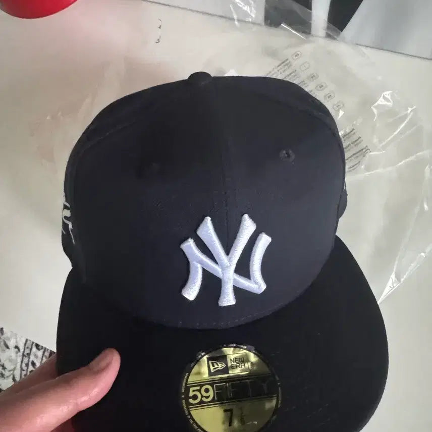 [BUNJANG] Supreme x New Era x New York Yankees Navy 59FIFTY Cap / 26ss 슈프림x뉴에라 뉴욕양키즈 네이비 캡