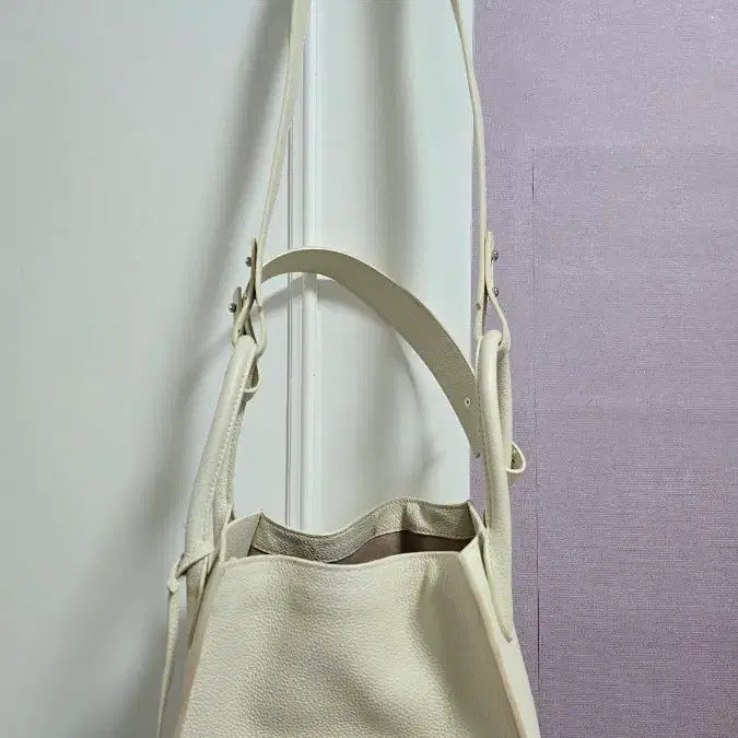[BUNJANG] Ivory Leather Shoulder Bag / 아이보리색 가죽 숄더백