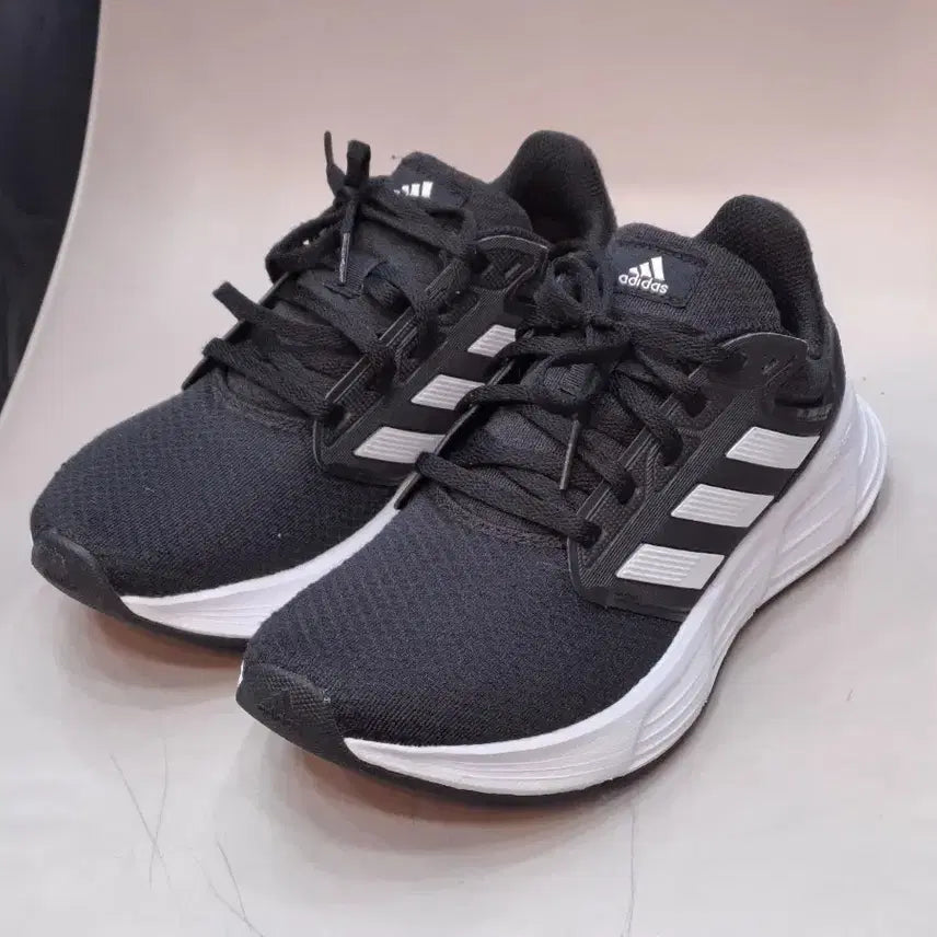 [BUNJANG] Adidas Galaxy 6 Sneakers Black/White 235mm / 아디다스개럭시6 운동화 검흰 235mm