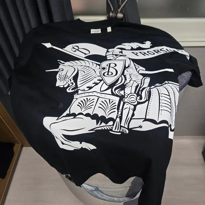 [BUNJANG] Burberry Knight Print Short Sleeve T-Shirt Black / 버버리 기사 프린팅 반팔 티셔츠 블랙
