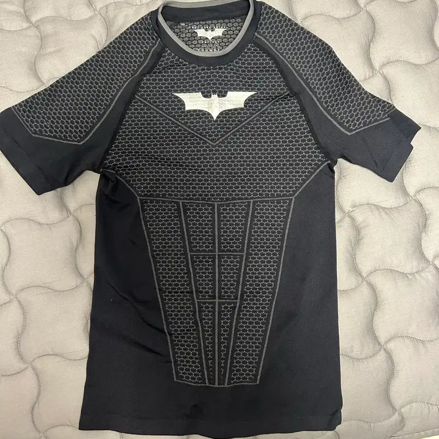 [BUNJANG] Youngla Batman Compression Short Sleeve T-Shirt / 영엘에이 배트맨 s사이즈 컴프레션 반팔(youngla)