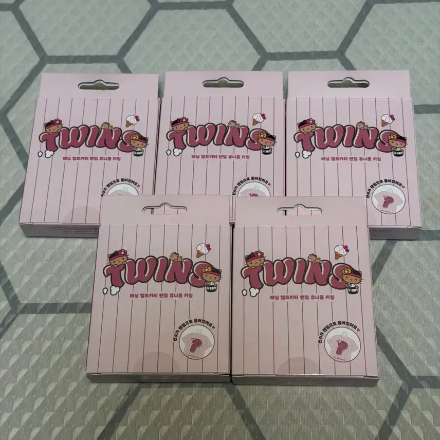 [BUNJANG] LG Twins Tanning Kitty Keychain - Kim Young-woo, Moon Bo-kyung, Lee Jae-won, Yoo Young-chan / [문보경 유영찬] 엘지 트윈스 유니폼 키링 태닝키티