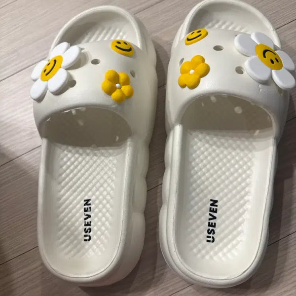 [BUNJANG] Useven Smile Flower Decor Slippers (Set of 2) / 유세븐 스마일 꽃 데코 슬리퍼