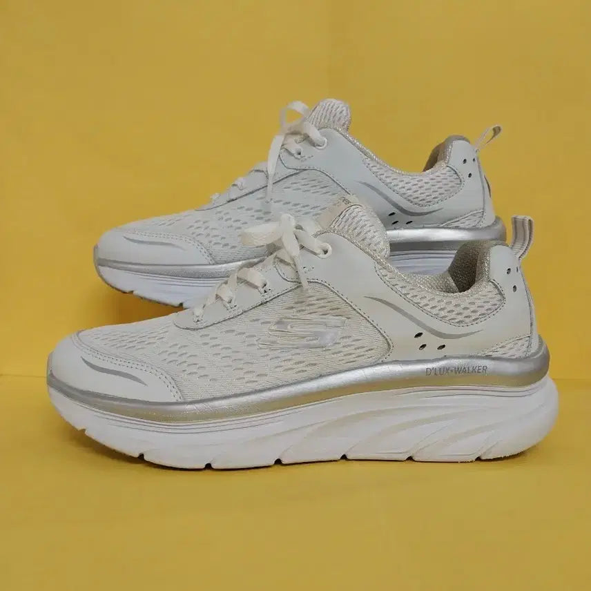[BUNJANG] Skechers Women's Deluxe Walker Sneakers White/Silver (250) / 여성 스케쳐스 운동화 (250)