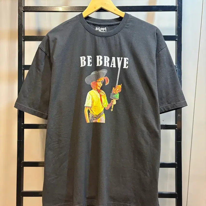 [BUNJANG] RAIVE x Pippi Longstocking BE BRAVE Graphic T-Shirt Black / [2] 레이브 삐삐 롱스타킹 콜라보 반팔티 비브레이브 블랙 2.9
