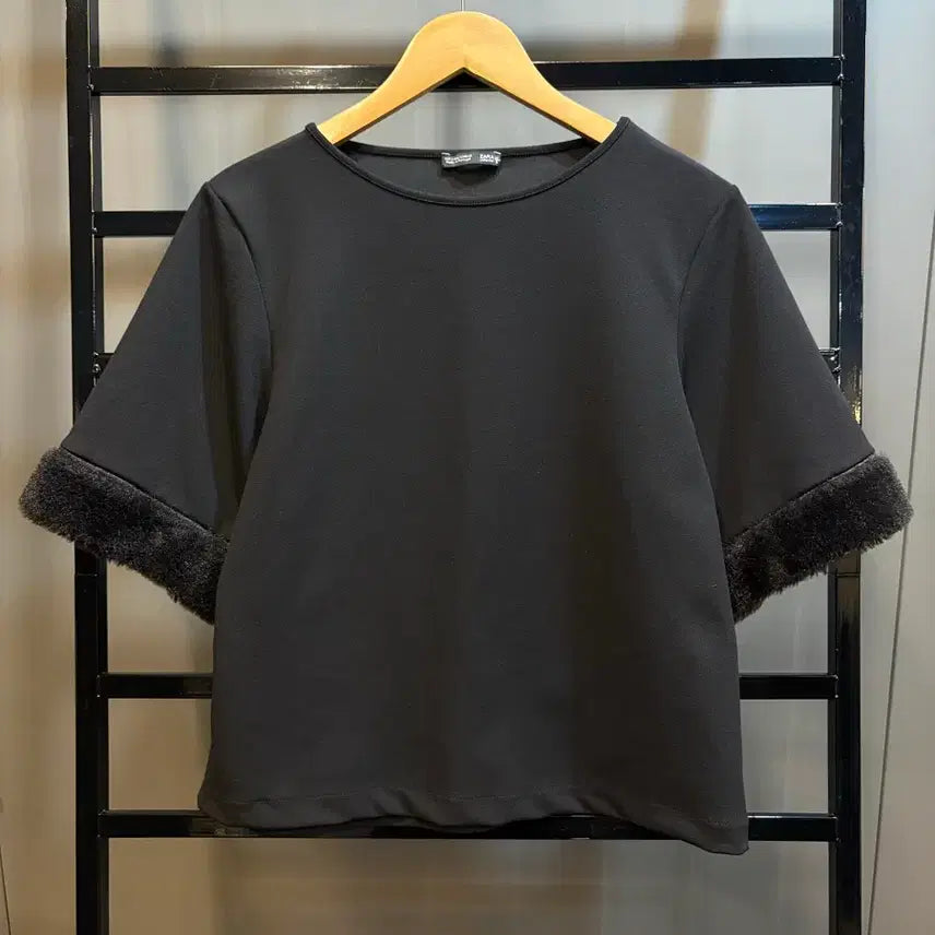 [BUNJANG] ZARA Faux Fur Cuffs Black Short Sleeve Cropped T-Shirt / [S] 자라 ZARA 퍼 커프스 블랙 반팔 티셔츠 여성 크롭탑 2.5
