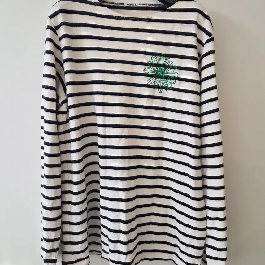 [BUNJANG] Mardi Mercredi Women's Stripe Flower Embroidery Long Sleeve T-Shirt / 마르셀로 롱슬리브 티셔츠 화이트/네이비 스트라이프 플라워 자수